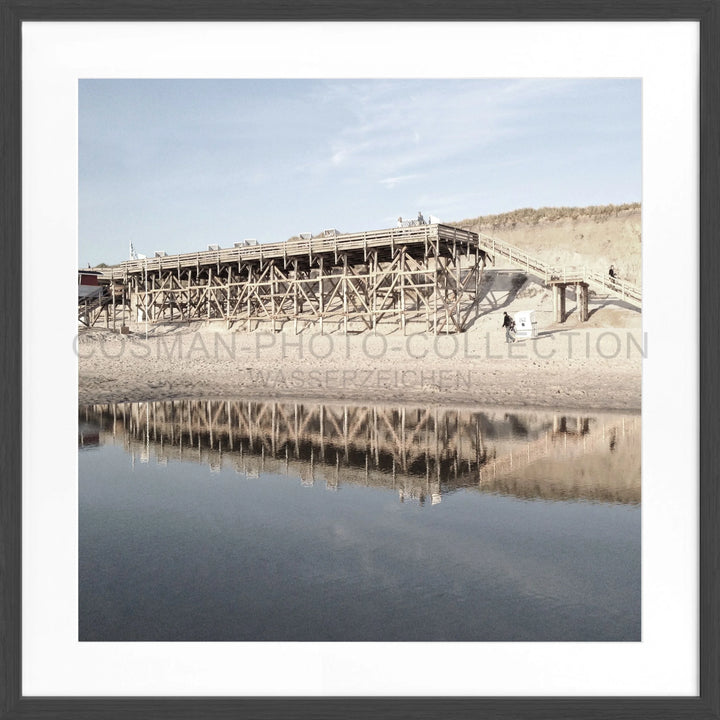 Holzgerüststruktur, die sich in ruhigem Wasser spiegelt, Poster Sylt Strand Kampen SY55Q