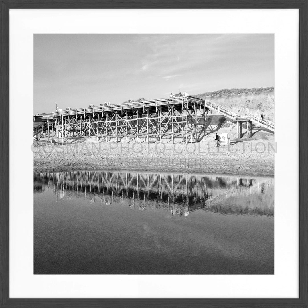 Holzminenstruktur spiegelt sich im ruhigen Wasser, Poster Sylt Strand Kampen SY55Q