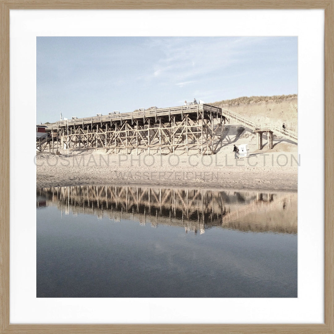 Holzbergbau-Struktur im ruhigen Wasser für Poster Sylt Strand Kampen SY55Q