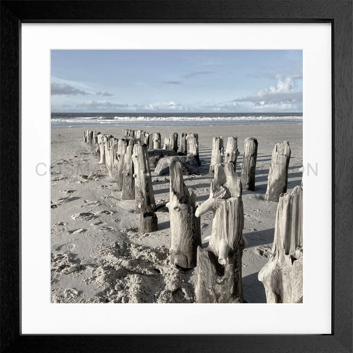 Wettergegerbte Holzpfosten am Strand für Poster Sylt ’Strand’ SY77Q