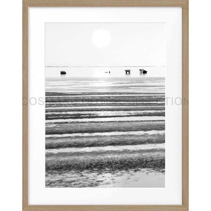 Schwarz-weiß-Fotografie von Sandmustern am Strand mit fernen Fischerkaten auf Sylt