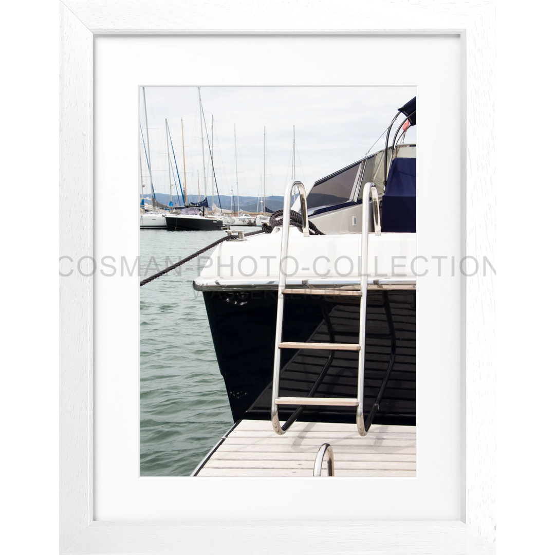 Metallleiter an der Seite eines Bootes im Poster Yacht Saint Tropez ST30