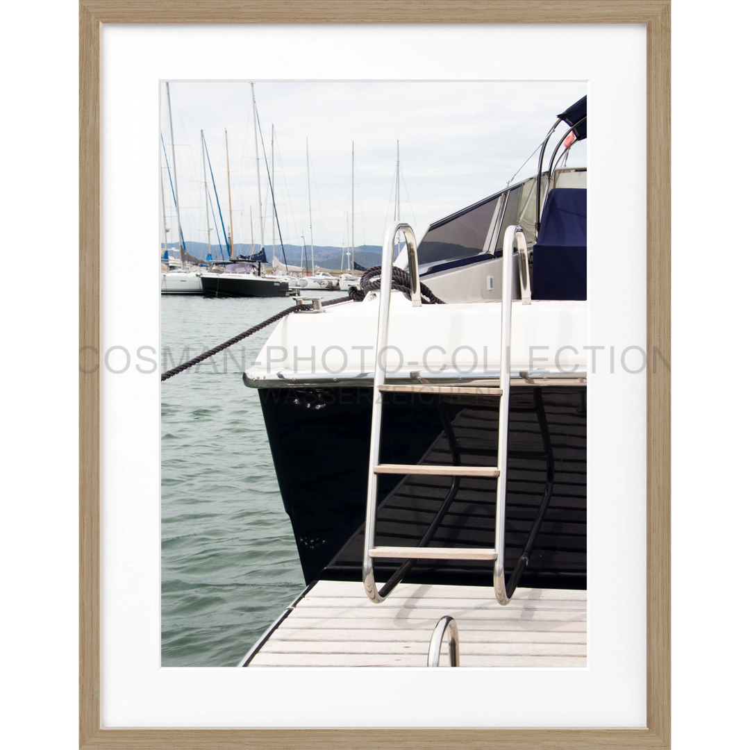 Metallleiter an der Seite eines Boots im Poster Yacht Saint Tropez ST30