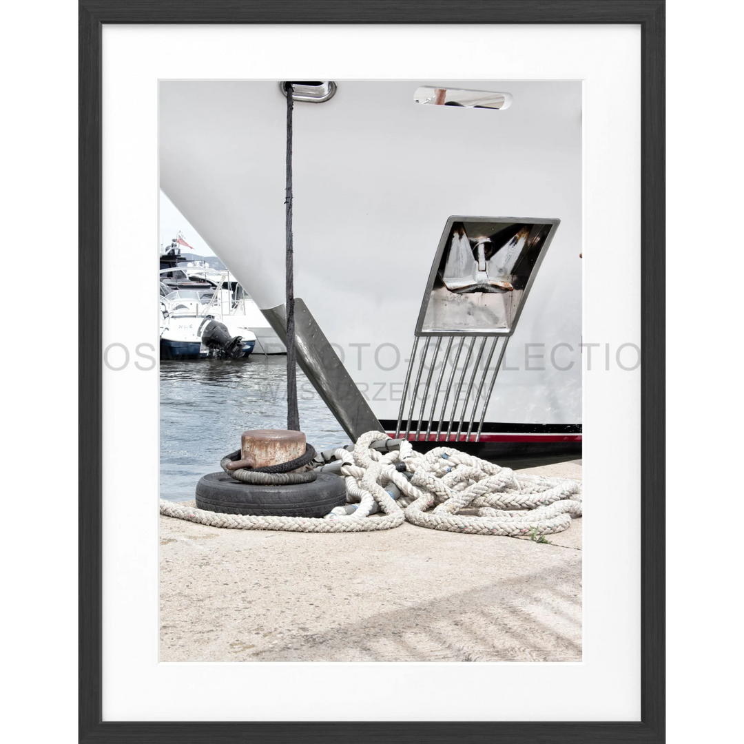 Nautische Schnur neben einem Bootsschäkel auf einem Dock, Poster Yacht Saint Tropez ST34